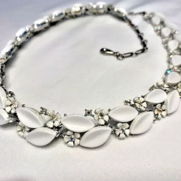 Lisner Jewelry - Vtg White Lisner Necklace, 21 in